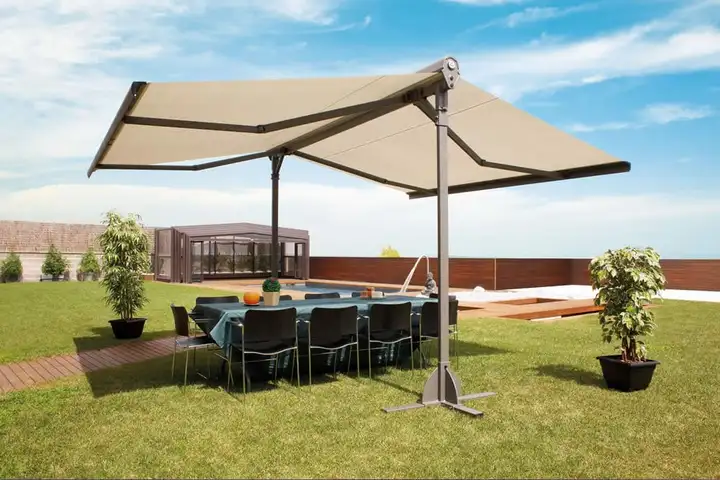 Abri de terrasse à double pente déployé au-dessus d’une table, sur une pelouse