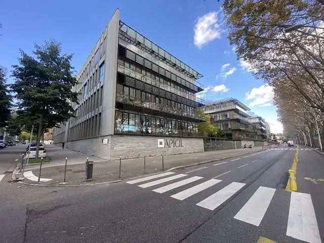 Le siège d’APICIL à Lyon Vaise, immeuble de bureaux à façades de verre et de bois