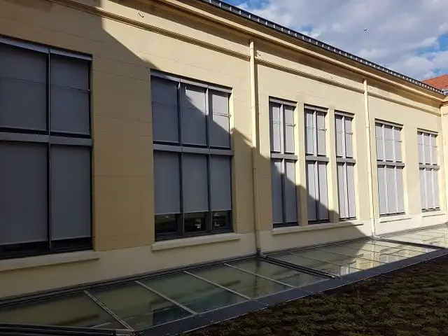 Façade des Archives municipales de Lyon, stores enrouleurs extérieurs gris baissés devant les fenêtres