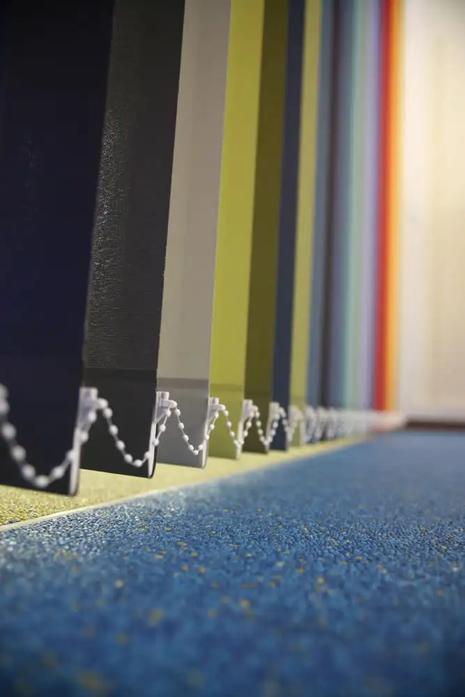 Lamelles verticales en tissu de toutes les couleurs, reliées par leur chaînette