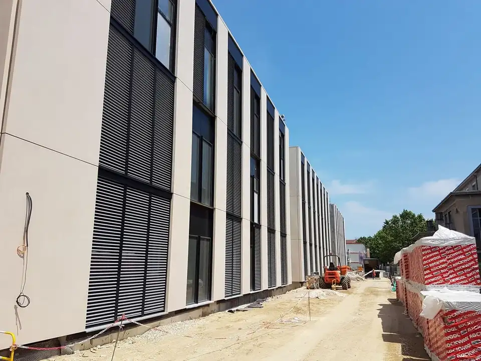 Façade du pavillon H de l’hôpital Édouard-Herriot équipée de brise-soleil orientables, pendant le chantier