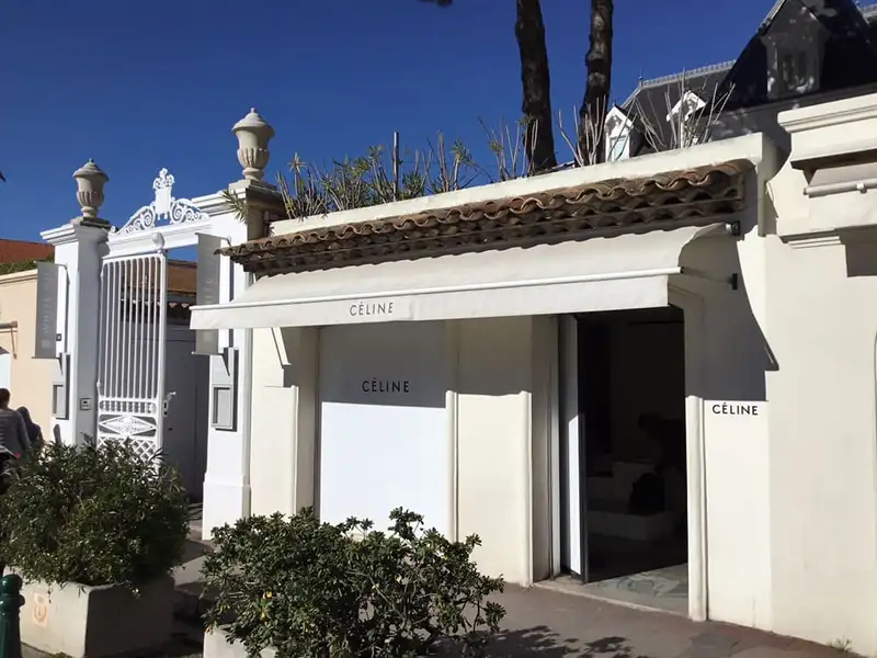 L’ancien store de la boutique de Saint-Tropez, avant son remplacement