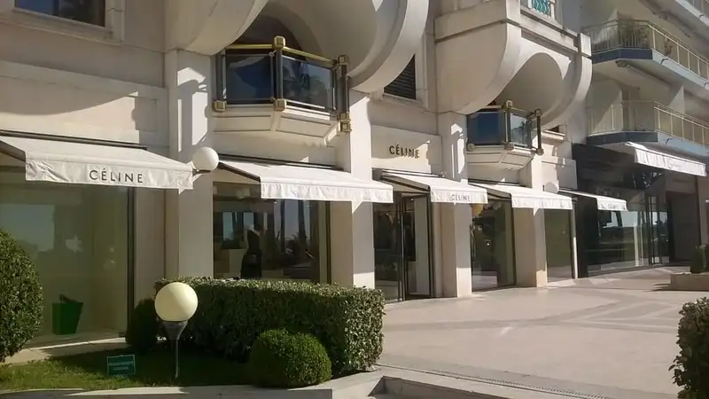 Les anciens stores de la boutique, avant leur remplacement