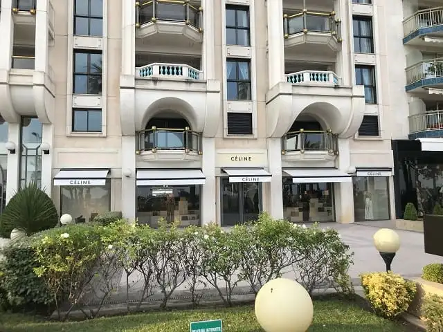 L’immeuble de la Croisette et la rangée de stores Celine au rez-de-chaussée