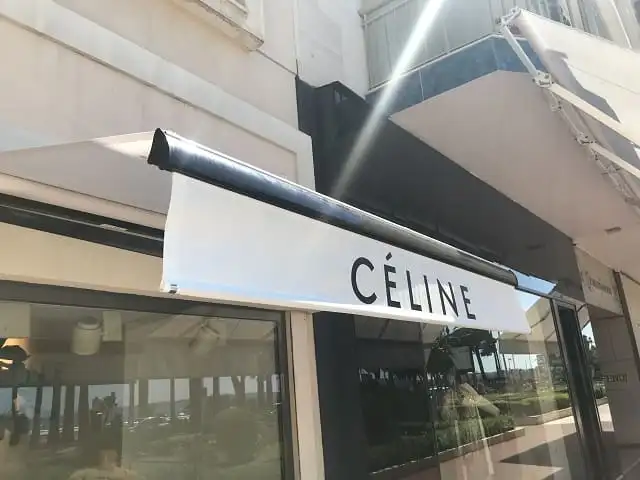 Lambrequin blanc d’un store de boutique, lettré au nom de Celine