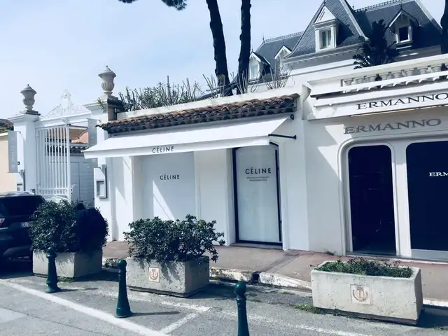 Boutique Celine à Saint-Tropez avec sa nouvelle bannette blanche