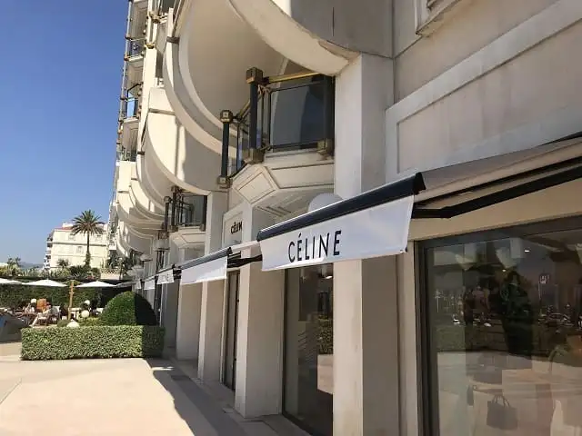 Store blanc à coffre noir et lettrage Celine, au-dessus d’une vitrine de la Croisette