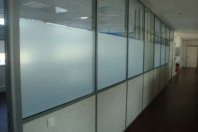 Cloisons vitrées d’un couloir, rendues opaques par un film brise-vue