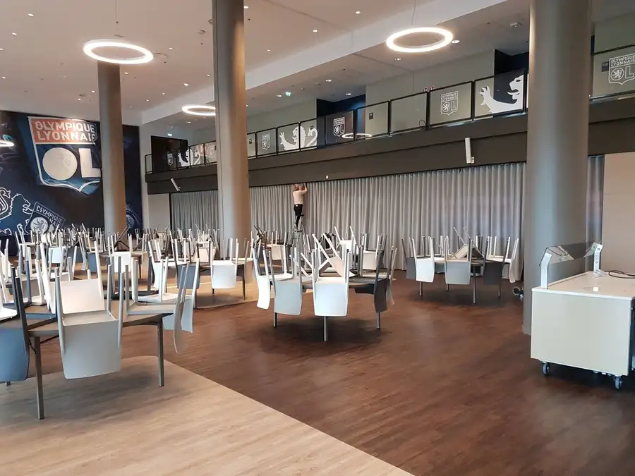 Salon du Groupama Stadium : au fond, le grand rideau blanc déployé sous la mezzanine