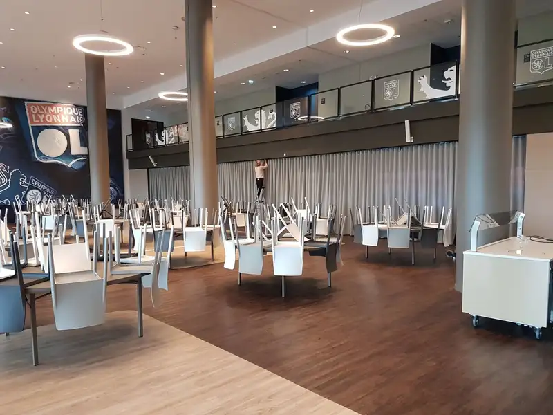 Salon du Groupama Stadium : au fond, le grand rideau blanc déployé sous la mezzanine