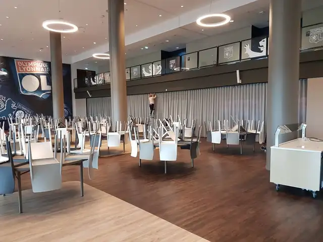 Le salon du Groupama Stadium, ses tables et, au fond, le rideau blanc déployé