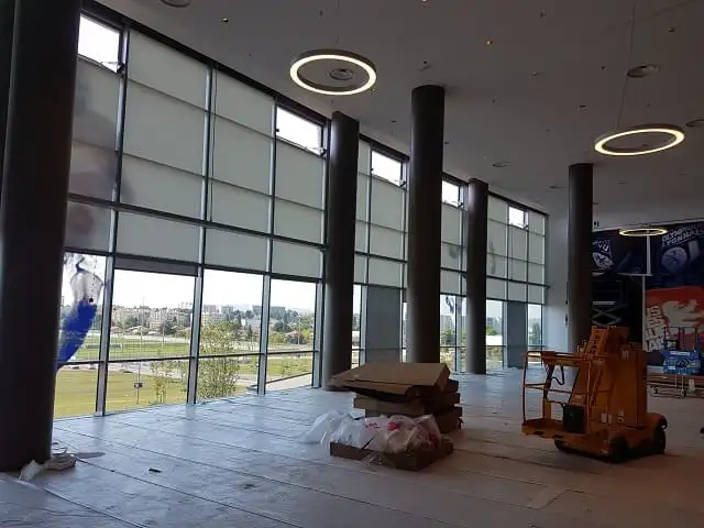 Les baies du salon et leurs stores enrouleurs, pendant le chantier