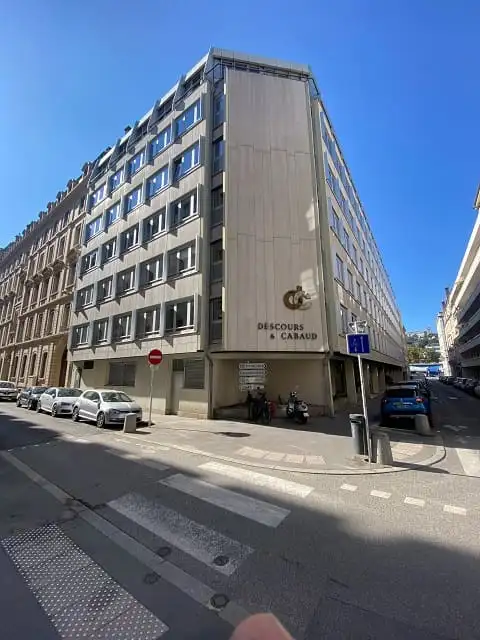 L’immeuble du siège de Descours & Cabaud, à l’angle de deux rues de Lyon