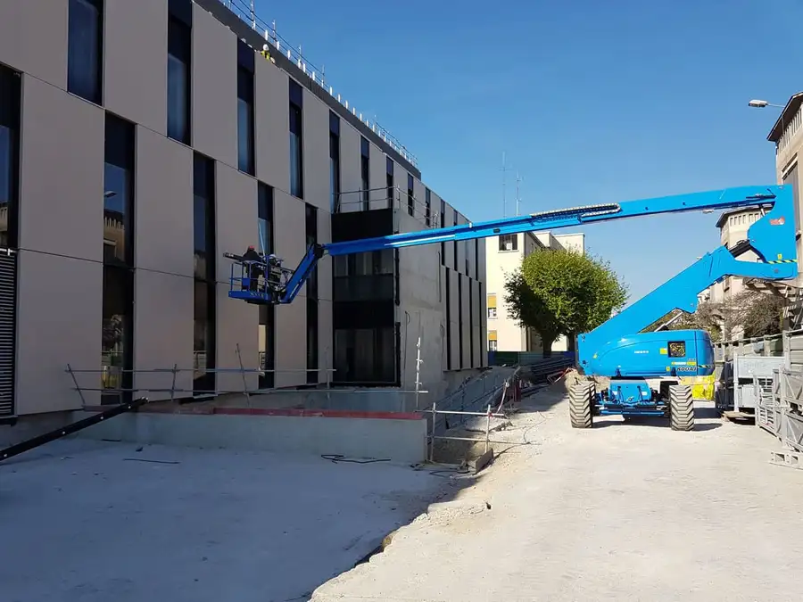 Nacelle élévatrice au pied d’une façade du pavillon H de l’hôpital Édouard-Herriot, pendant le chantier