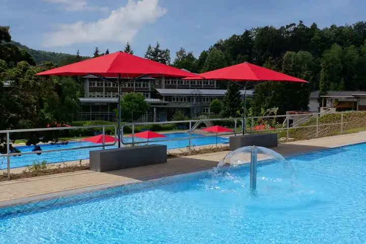 Grand parasol carré ouvert au-dessus d’une terrasse
