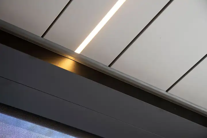 Bande lumineuse intégrée dans une lame de pergola, vue de dessous