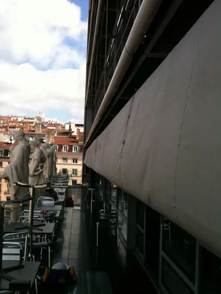 La terrasse des Muses en enfilade, le long du store