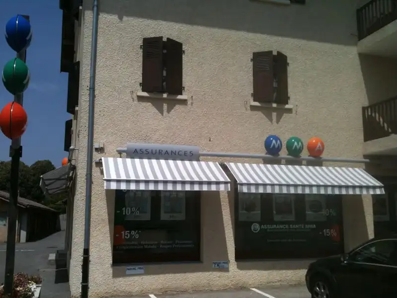 Agence MMA de Ferney-Voltaire, stores bannes à toile rayée grise et blanche au-dessus des vitrines