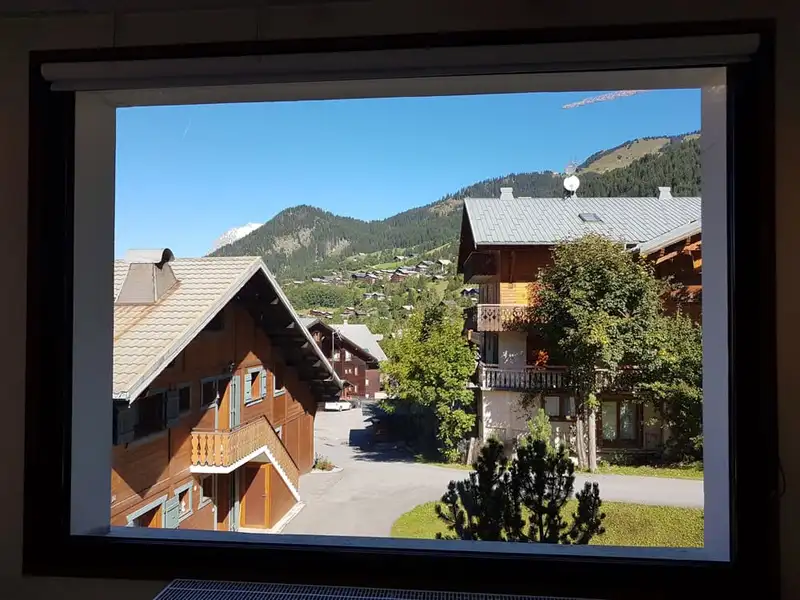 Le même store relevé, qui dégage la vue sur la montagne