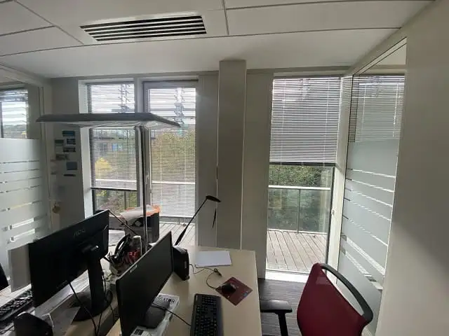 Bureau du siège d’APICIL : stores vénitiens blancs à lames fines devant les fenêtres