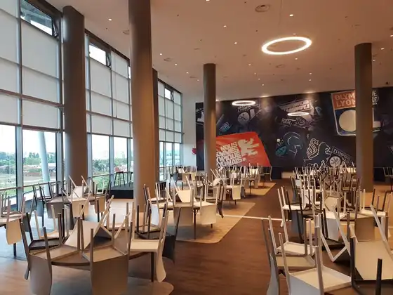 Salon du Groupama Stadium équipé de stores enrouleurs intérieurs Mermet