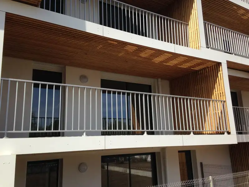Balcons de la résidence et leurs baies vitrées
